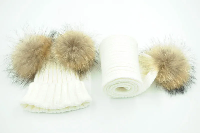 White natural fur Детская зимняя шапка, шарф, комплект для мальчиков, натуральный мех енота, помпон, шапка, шарф, комплект для маленьких девочек, теплый флисовый меховой шар, набор из шапки и шарфа - Цвет: White natural fur