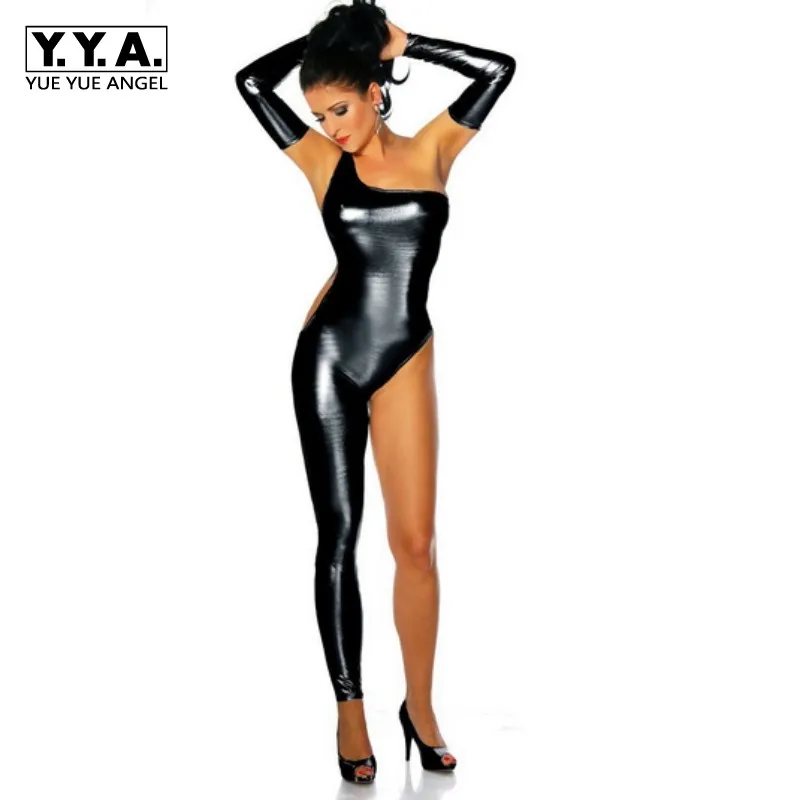 Женский комбинезон с открытыми плечами черный облегающий без рукавов одежда для