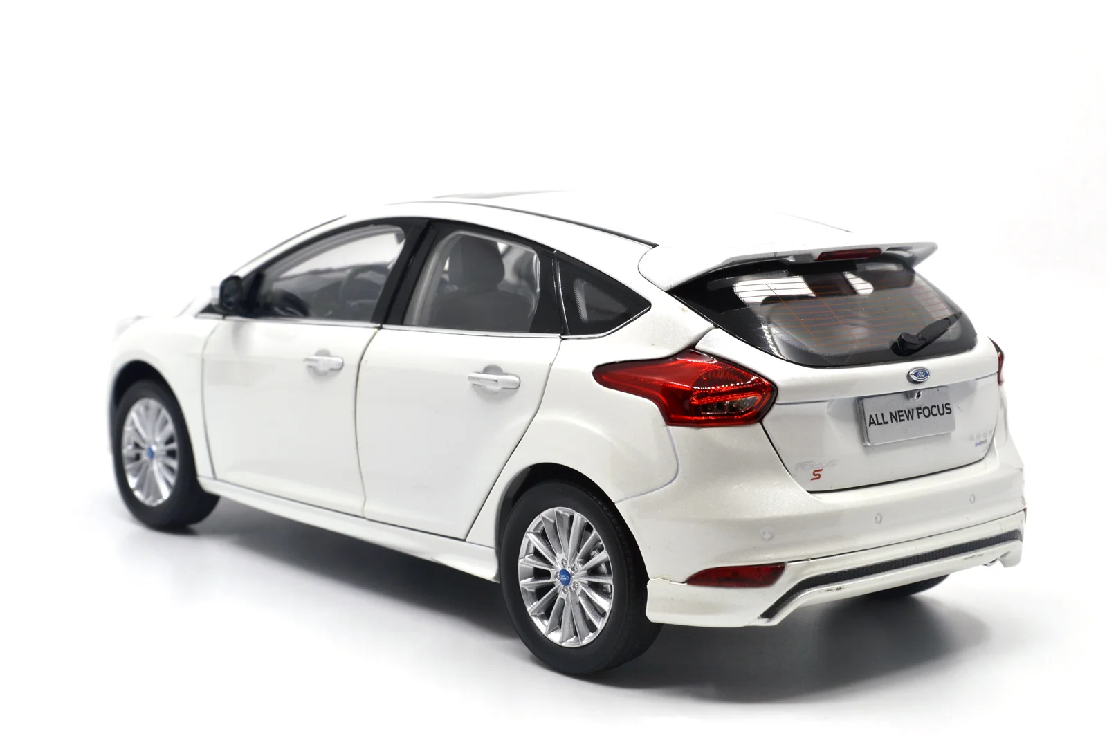 1/18 1:18 1 18 весы Ford All New Focus 2015 белая статическая симуляция литая под давлением
