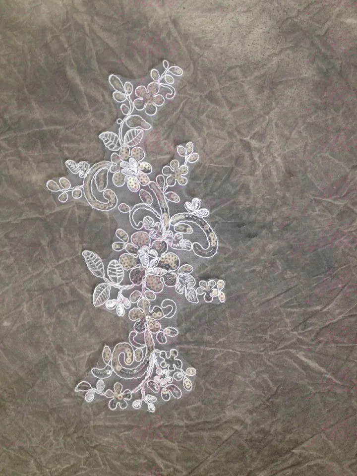 Модное блестящее кружевное платье расшитое блестками с длинными и формирующая