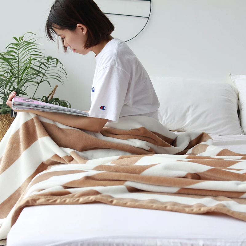 Простое объемное одеяло в полоску удобное мягкое стильное простое спасательное