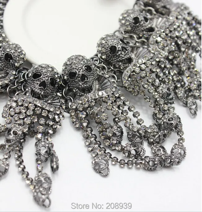 Женское колье чокер ручной работы серое/белое ожерелье с подвесками в виде