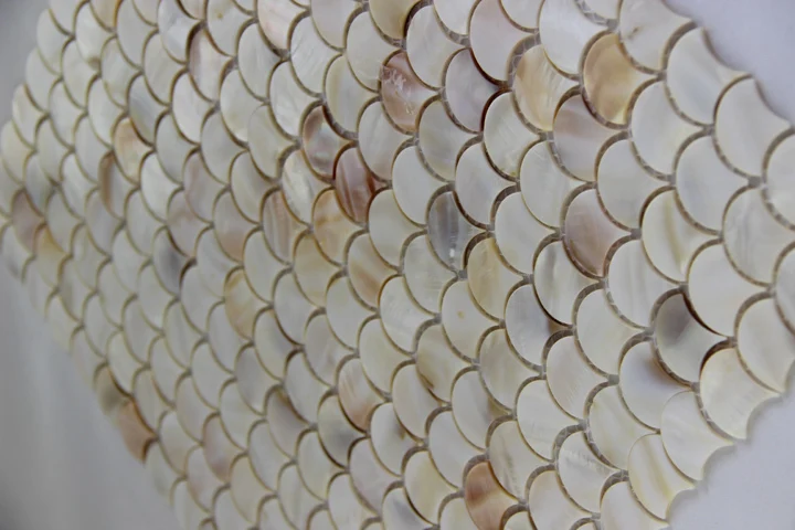 Рыбьей чешуи веером оболочки мозаики Mother Of Pearl плитки естественный цвет кухня