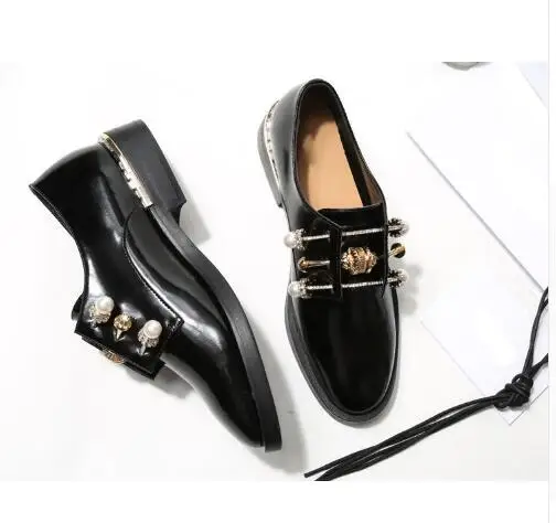 Осенние модные черные кожаные повседневные туфли Белые женские на плоской