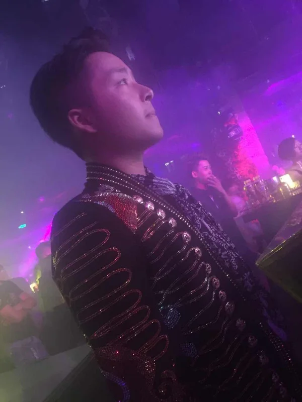 Горячая 2019 Новая мужская одежда мода тонкий золотой цвет яркий костюм Тяжелая