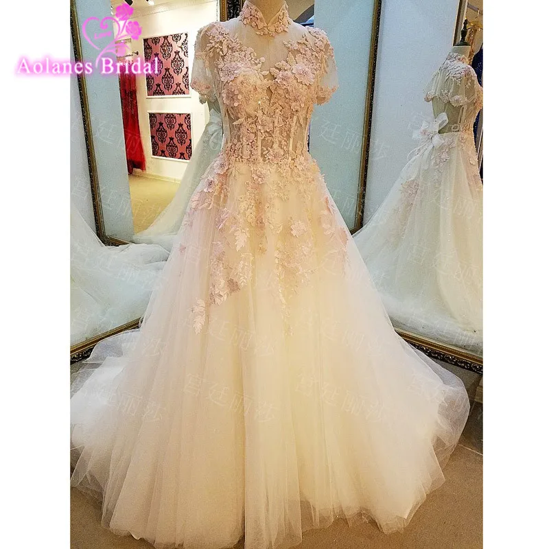 Настоящая фотография свадебное платье трапециевидной формы с высоким воротом и