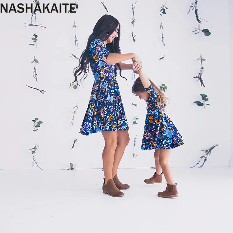 NASHAKAITE/платья для мамы и дочки; синее мини-платье с короткими рукавами и цветочным принтом для мамы и дочки; одежда «Мама и я»