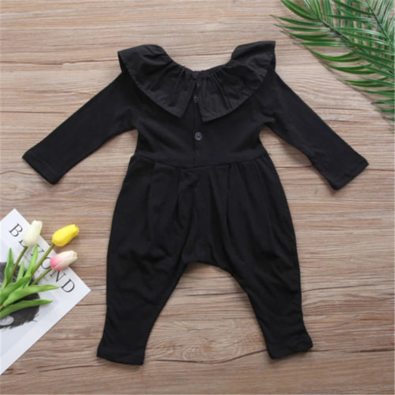 Черный комбинезон для новорожденного с оборками на воротнике и длинными