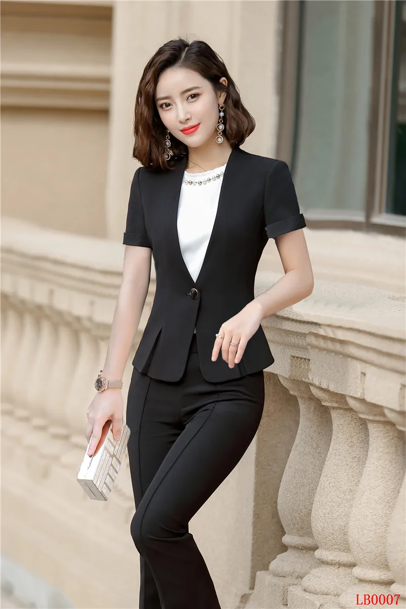 Женский брючный костюм с коротким рукавом белый деловой из блейзера и куртки на