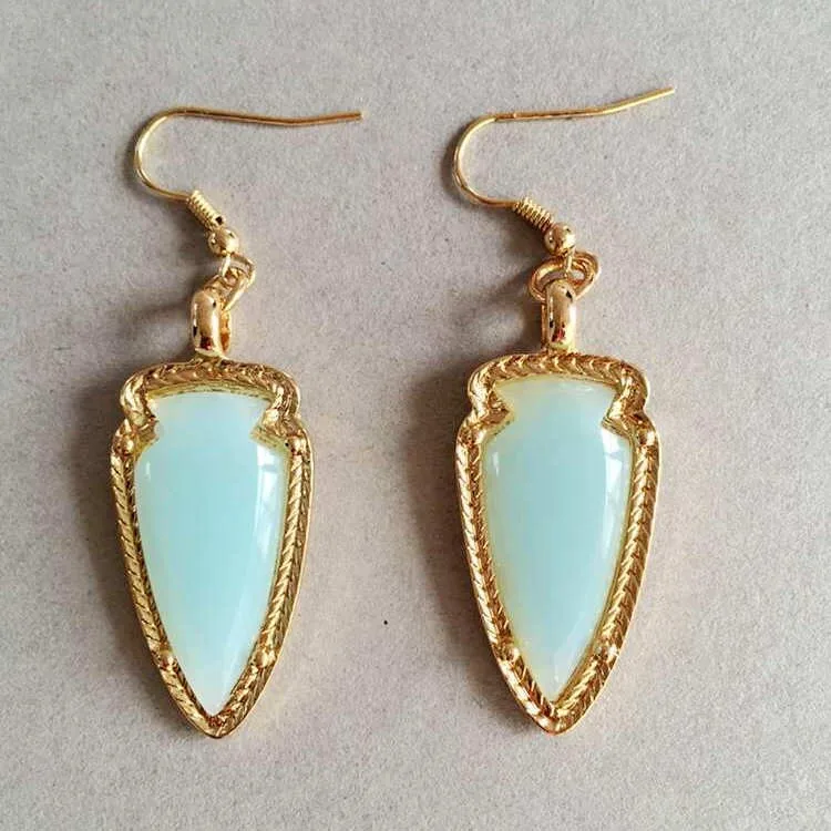 Классические простые женские серьги стрелы с блестящими фианитами оптовая