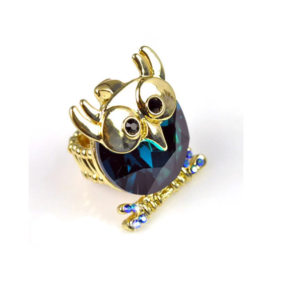 Женское растягивающееся кольцо золотистого цвета с блестящими кристаллами в