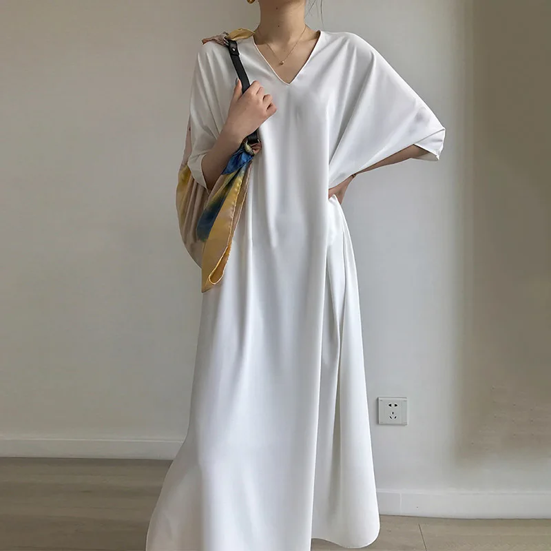 Платье TWOTWINSTYLE длинное повседневное с треугольным вырезом и рукавом летучая мышь