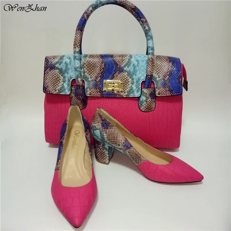 Новейшая модель Кожаные туфли цвета фуксии и змеиной кожи Комплекты с сумочкой