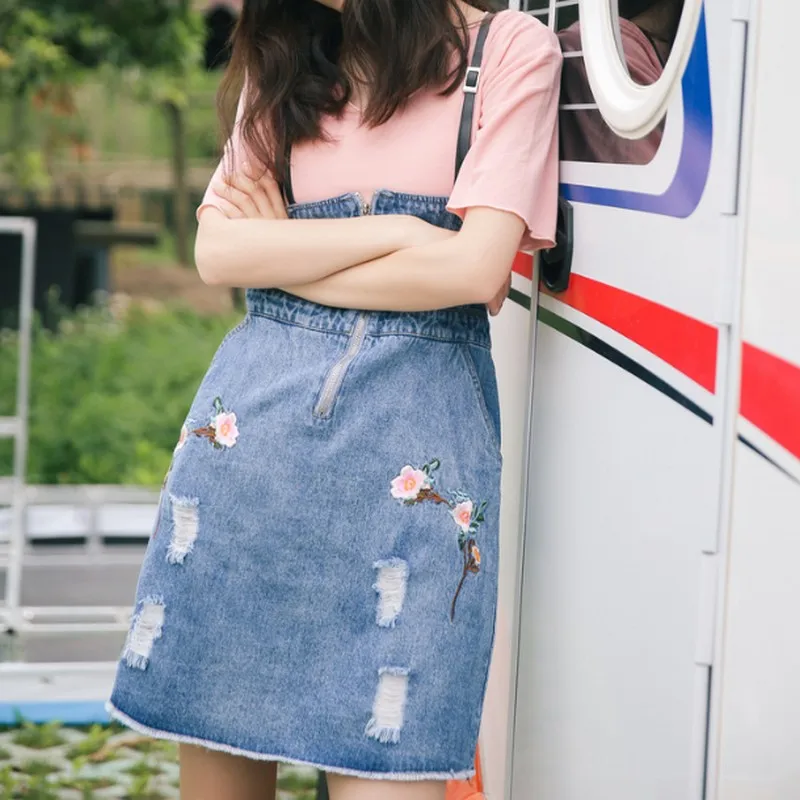 Летняя короткая джинсовая юбка на бретелях с вышивкой женская молнии высокой