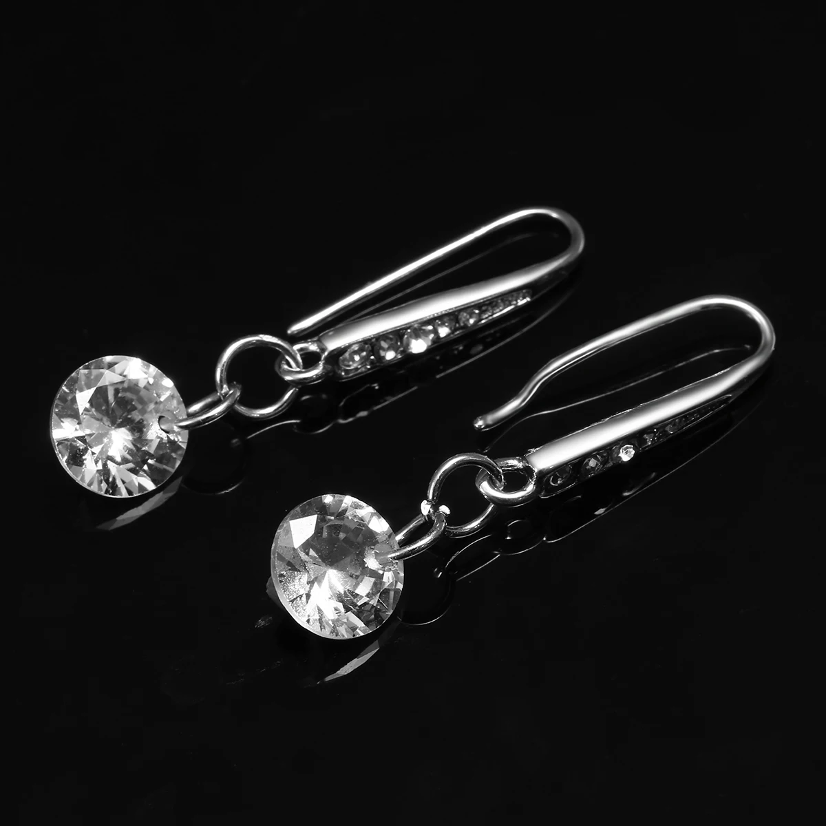 Женские серьги-подвески серебряного цвета с кристаллами | Украшения и аксессуары