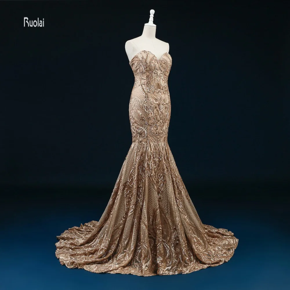 Вечерние платья цвета шампанского расшитые блестками с длинным шлейфом в