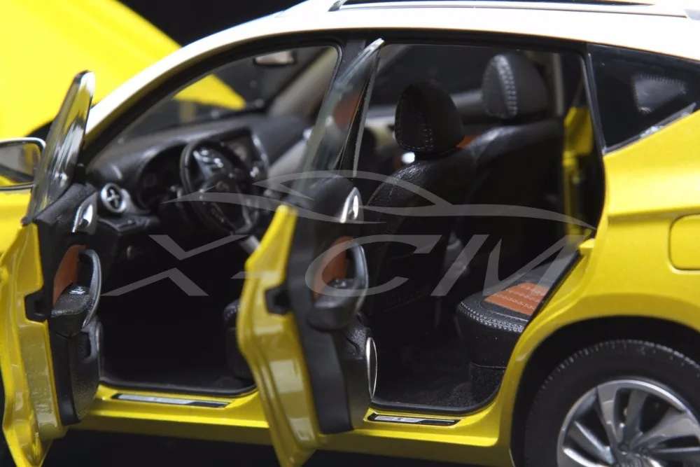 Отлитый под давлением автомобиль модель BYD Song 1:18 (желтый и белый) наклонная