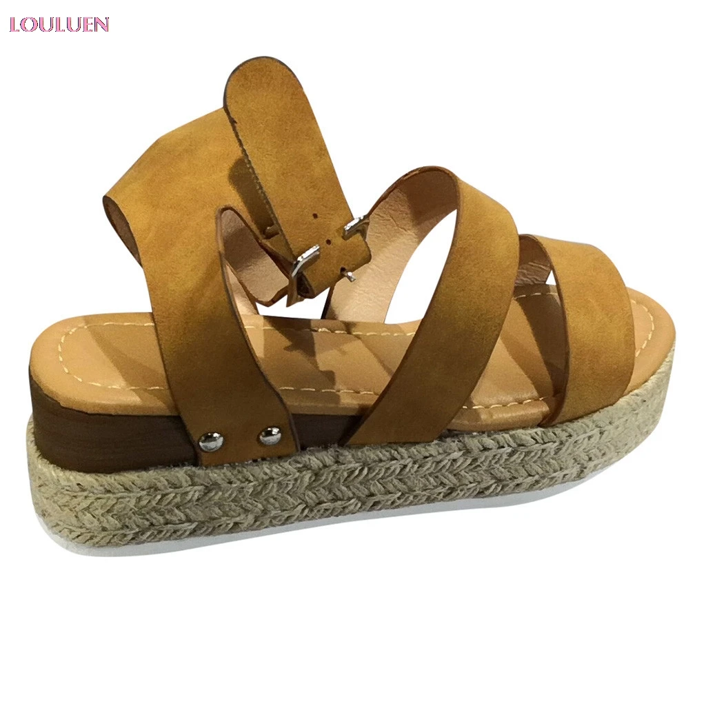 Женские сандалии на плоской подошве с открытым носком толстой платформе