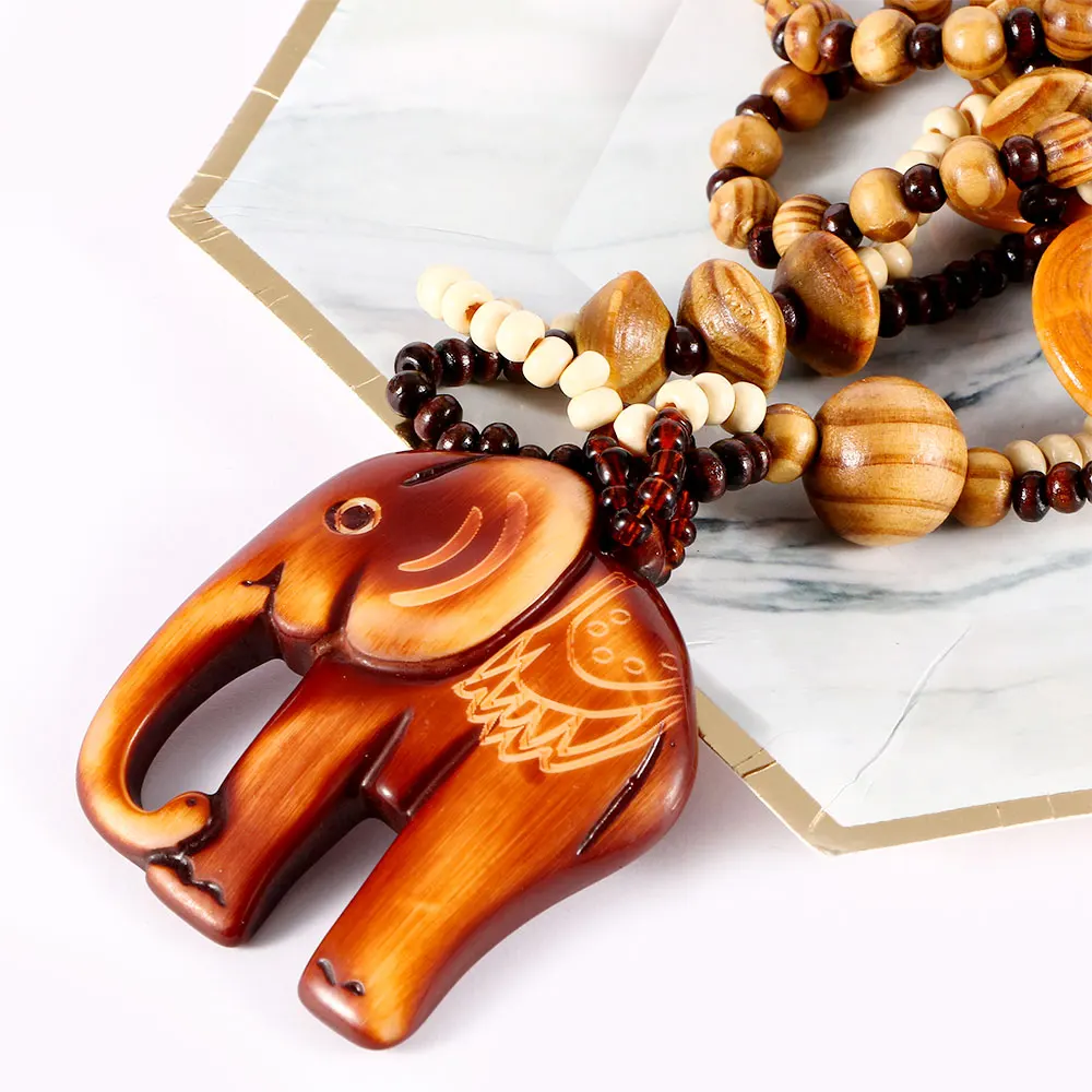 Винтажное ожерелье в этническом стиле с подвеской виде слона из дерева и бусин