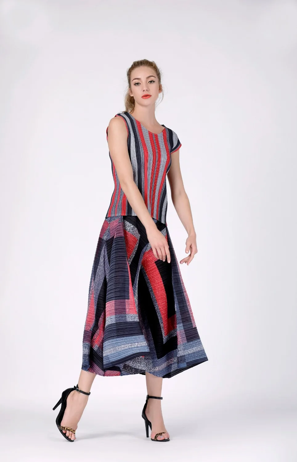 Лидер продаж Женский комплект из двух предметов топ в полоску миаке со складками