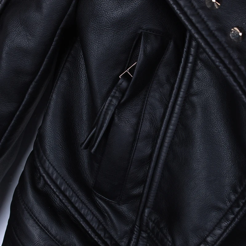 Женская куртка из искусственной кожи осенняя черная подиумная с заклепками