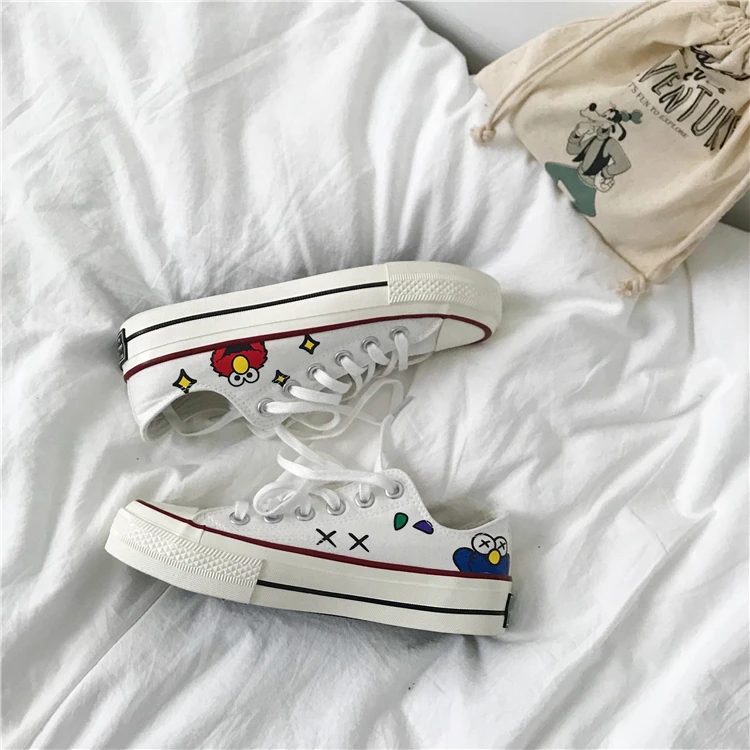 Белые парусиновые туфли на низком каблуке с принтом из мультфильма Улица Сезам