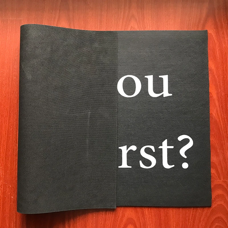 Входной дверной коврик раньше позвонил в интерьере интерьера коридоре