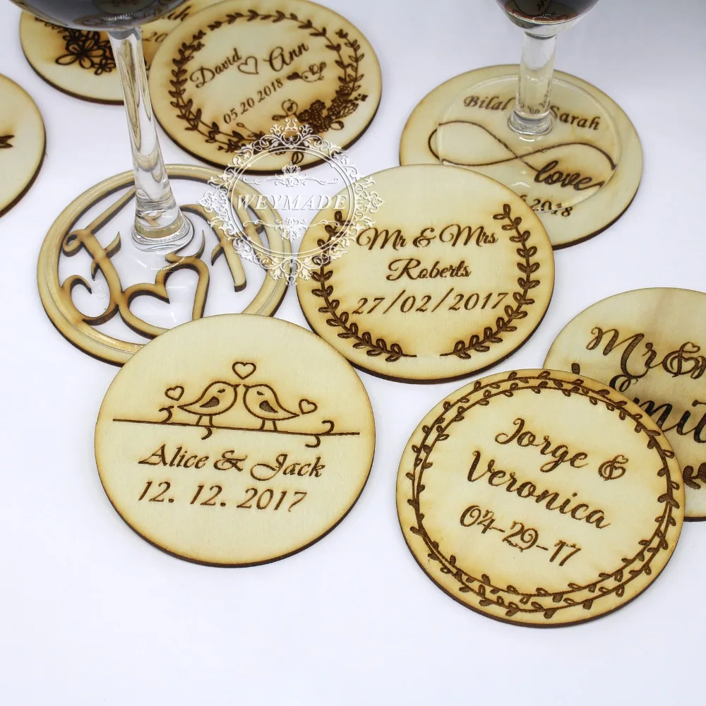 Персонализированные деревянные подставки для бокалов с вырезанными инициалами - подарок на свадьбу, юбилей или любое другое торжество.