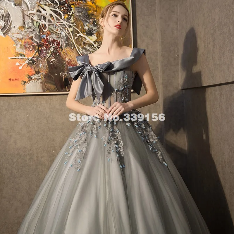 Высококачественное серебристо серое платье с открытыми плечами для выступлений