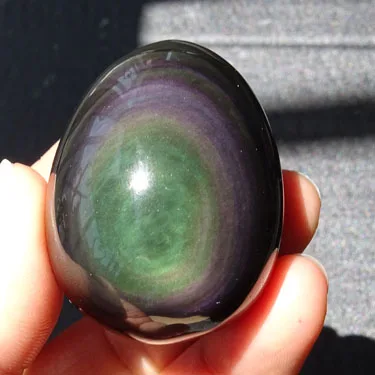 Водный лед с натуральным обсидианом обсидиан каменные украшения яйца руки