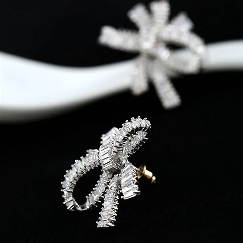 Роскошные серьги-гвоздики белого и золотого цвета с большим бантом для женщин