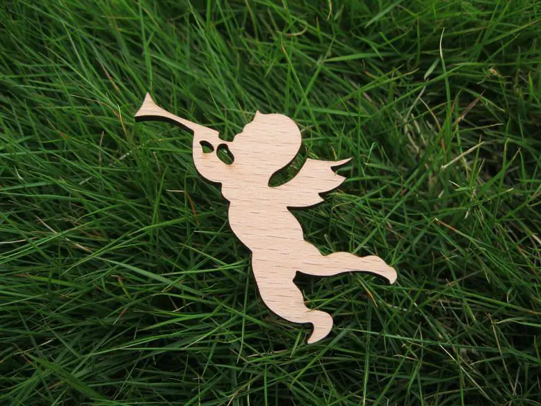 Летающий ангел с брошью в виде трубы |