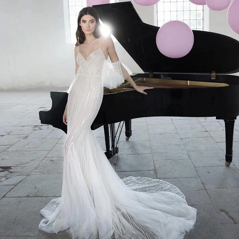 Свадебное платье Русалочки с открытыми плечами на тонких бретельках украшенное