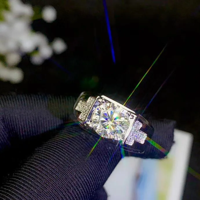 Мужское кольцо из серебра 925 пробы с муассанитом в классическом стиле