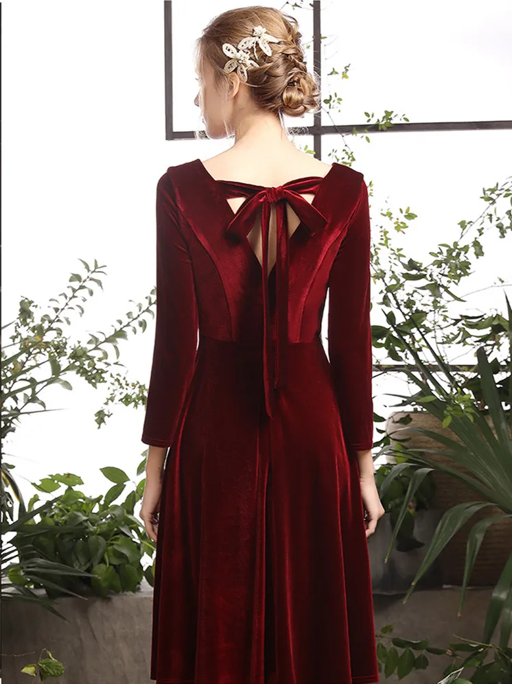 Простое короткое коктейльное платье с длинным рукавом и открытой