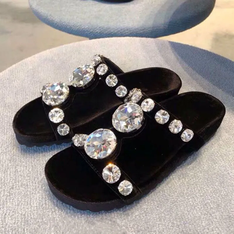 Женские шлепанцы на толстой плоской подошве черные пляжные со стразами и