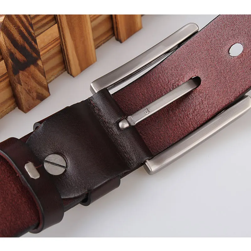 Мужской ремень из натуральной кожи с несколькими отверстиями и металлической