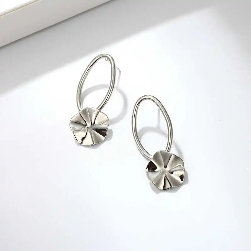 Серьги в цветочек Корейском стиле золотого и серебряного цвета новые модные