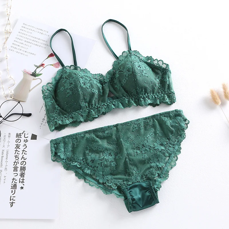 Комплект женского кружевного нижнего белья с бюстгальтером на