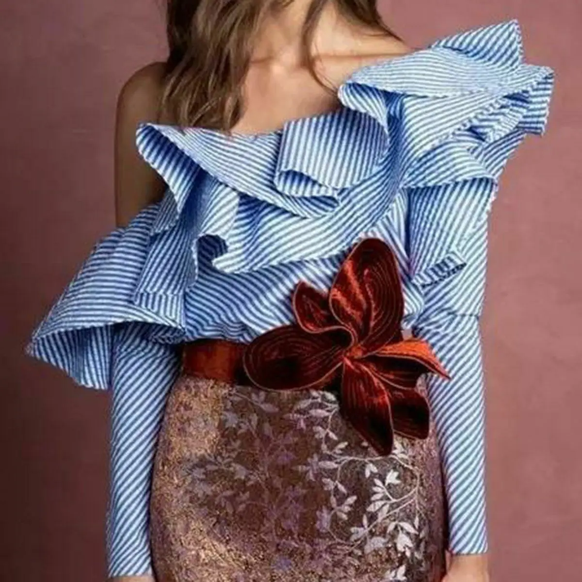 Элегантная модная женская блузка в синюю и белую полоску с открытыми плечами