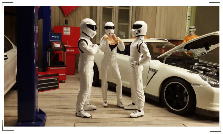 

Car model scene 1:18 car racer dolls out of print