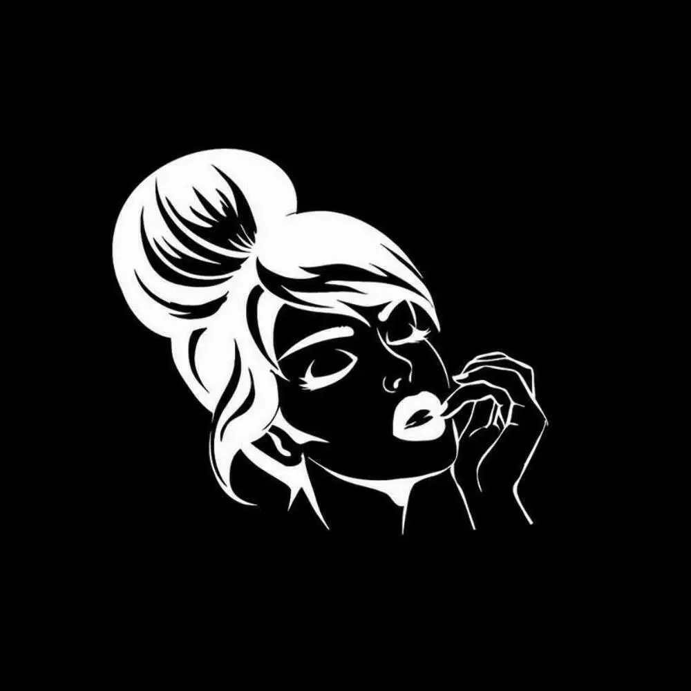 Сексуальная красивая девушка уход за кожей лица прическа окна автомобиля бампер