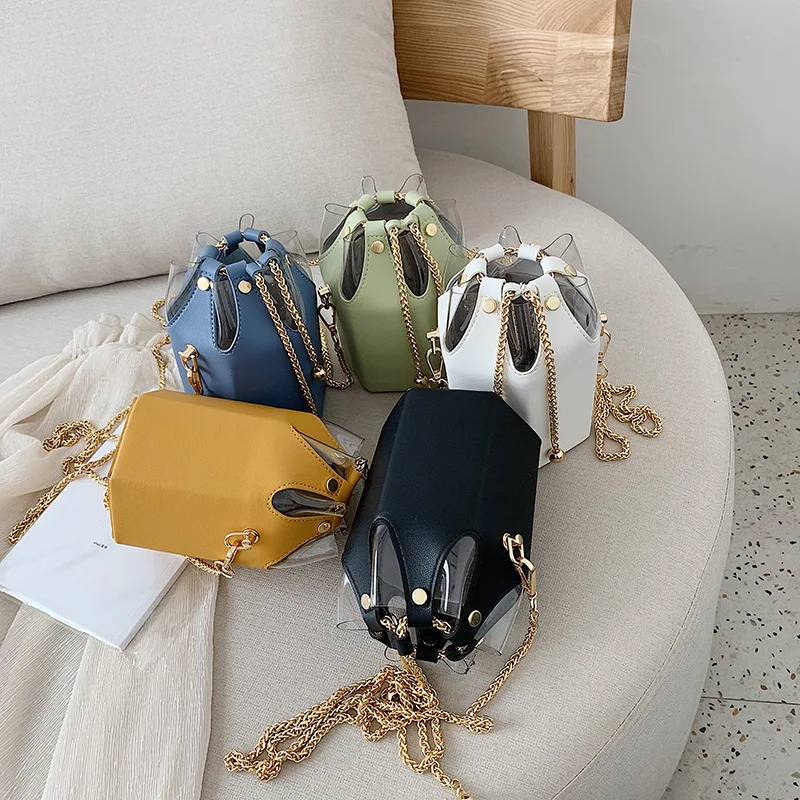 Женская мини сумка с заклепками и цепочкой милая мессенджер на шнурке маленькая