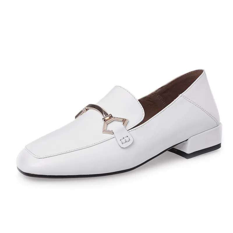 white loafers Популярная золотая металлическая цепь; лоферы; женские слипоны с квадратным носком на плоской подошве; женская обувь из мягкой коровьей кожи; цвет черный, бежевый; сезон весна-лето; повседневная обувь - Цвет: white loafers