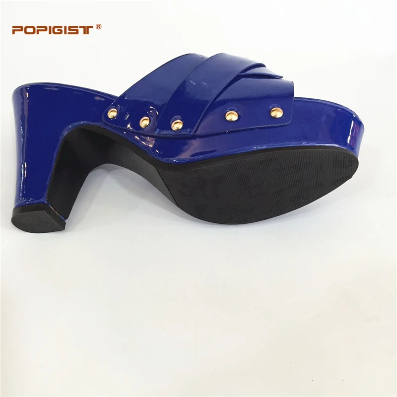 Новое поступление комплект из туфель и сумочки белого цвета украшенный стразами