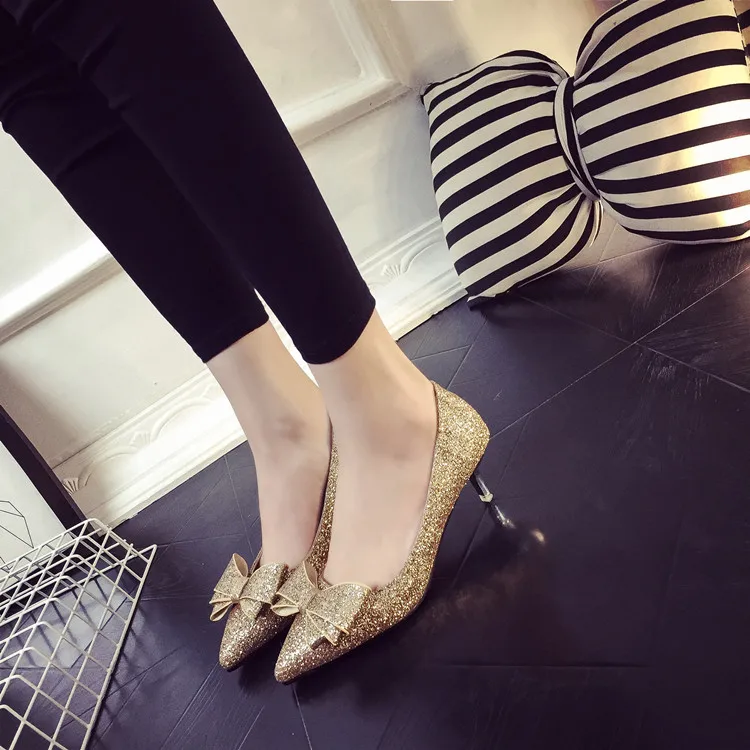 Женские туфли на высоком каблуке привлекательные золотистого цвета с острым