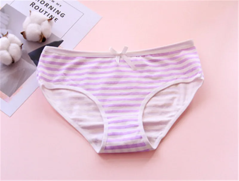 Girls striped underwear fashionable and fresh cotton material closer to the skin a variety of colors light breathable |