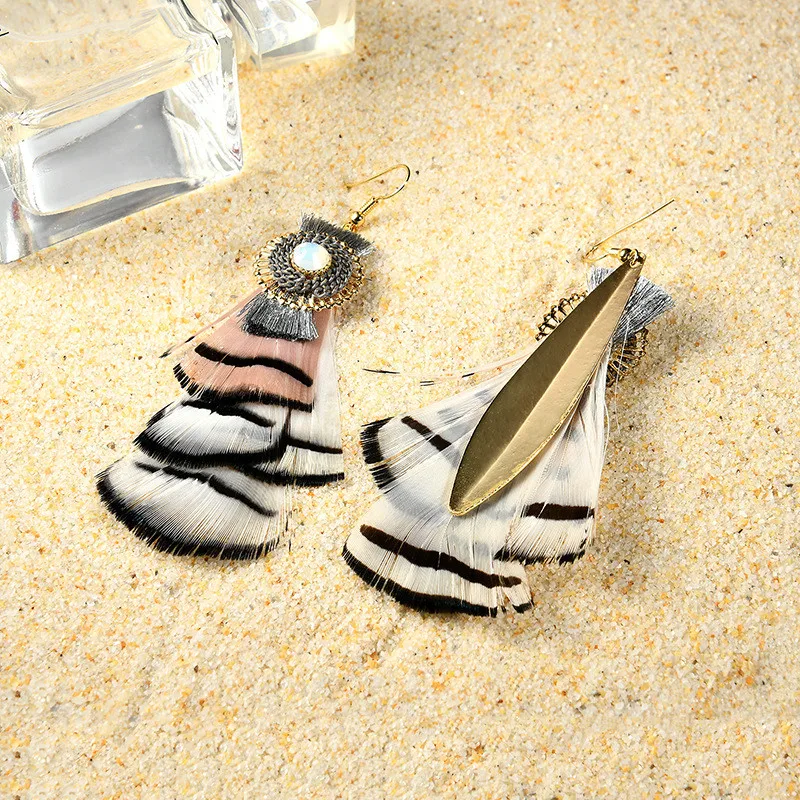 Серьги с подвесками высокого качества бохемского стиля с простыми кисточками и коричневыми перьями для модных украшений оптом для женщин.