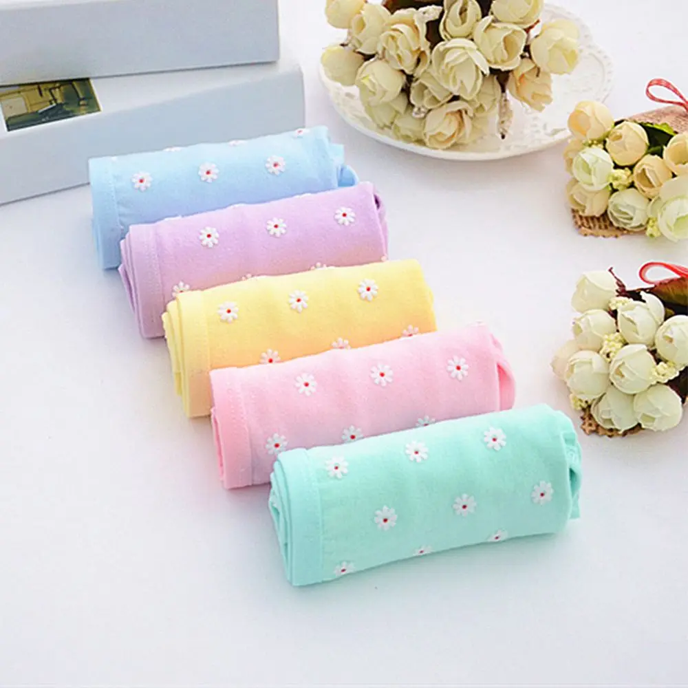 Модные хлопковые трусики с маргаритками однотонные со средней посадкой для