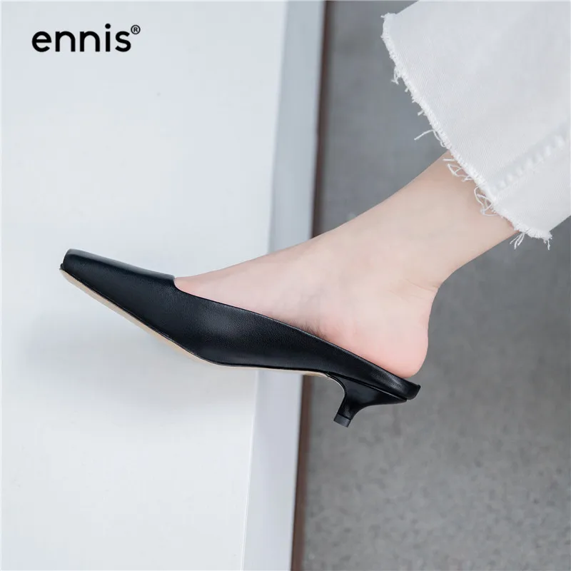 ENNIS/Коллекция года; дизайнерские туфли без задника с квадратным носком; женские шлепанцы из натуральной кожи на низком каблуке; летняя повседневная обувь; Цвет черный, коричневый; модная обувь; M988